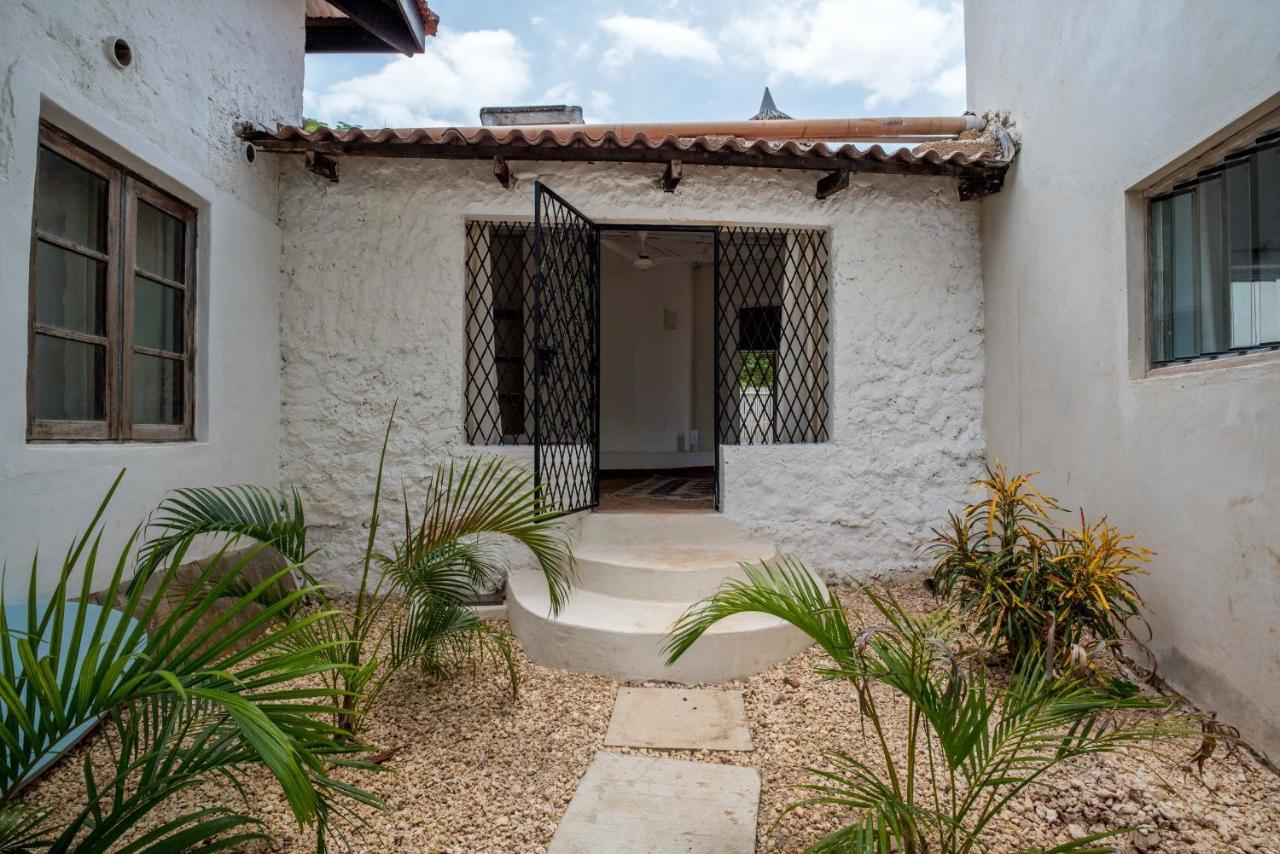 Flamboyant Diani Beach Exterior photo